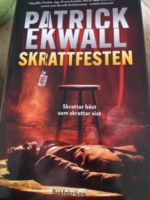 Skrattfesten - En spännande och humoristisk bok där standup-komikern Frankie Larsson dras in i ett mysterium efter att en kändis hittas mördad under en show. Perfekt för dig som gillar humor, spänning och oväntade vändningar i Stockholms nöjesliv.