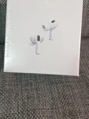 AirPods Pro (2nd generation) with MagSafe Charging Case (USB-C) - Helt nya AirPods Pro (2nd generation) med MagSafe-laddningsetui och USB-C. Oöppnad förpackning, perfekt skick. Aktiv brusreducering, transparensläge och hög ljudkvalitet. Passar iOS-enheter och laddas med USB-C. 
