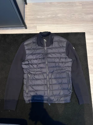 Moncler cardigan - Säljer en snygg moncler cardigan i toppskick. Inga skador. Marinblå st XL. Äkthetsbevis finns på de sista bilderna.