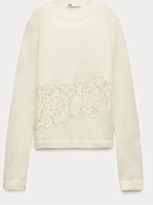 Vit stickad tröja med spets från Zara - Supersöt vit stickad tröja från Zara med lång ärm och bred spetsdetalj över magen. Lite nopprig.