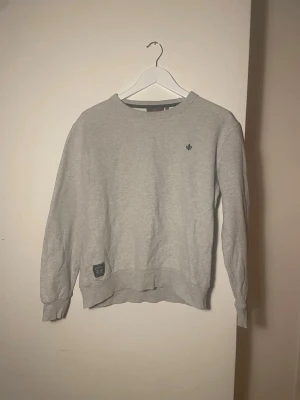 Grå sweatshirt från Morris(pris går att diskutera) - Snygg grå sweatshirt från Morris. Inte använd så mycket eftersom att jag växt ur den. Fläckfri och inga deffekter på materialet.