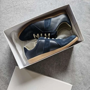 Maison Margiela GATS - Maison Margiela GATS | Mörkblå | Strlk 44           Skicket är näst intill nytt, allt OG medföljer ✅  Tveka inte o skriva vid någon fundering 🙌