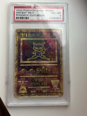 Ancient mew (grade 8) -  ett samlarkort från Pokémon, Ancient Mew, graderat av PSA.
