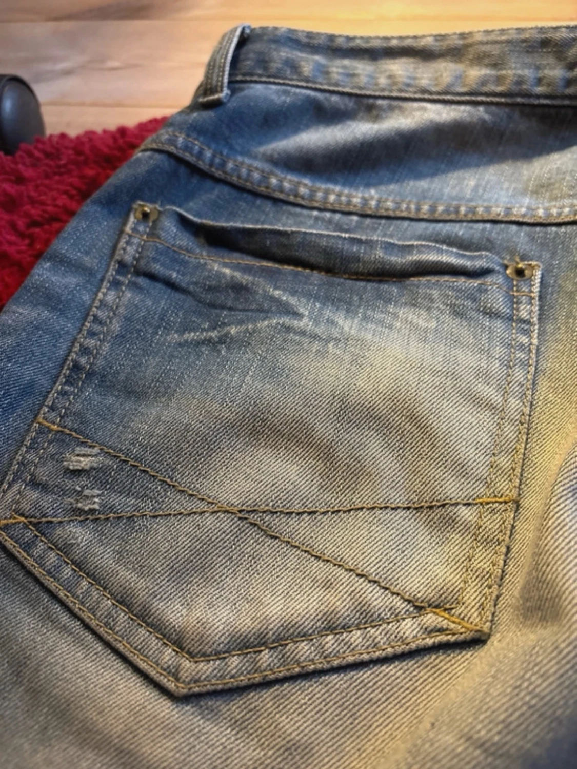 Blå jeans med slitningar  - 4