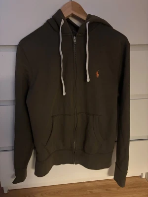 Raphl lauren kofta - Snygg raphl Lauren tröja köpt nån gång 2024, skicket är bra och den är väldigt skön. Mer ett intressekoll men skriv gärna om du vill köpa!!!