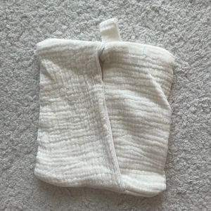 Beige omlott-pennfodral med asymmetrisk design - Säljer ett handgjort omlott pennfodral med asymmetrisk design. Pennfordralet har en ögla längst upp och är gjord av två olika tyger, (se bild 3) Pris går att diskuteras och det är rabatt på bundles!