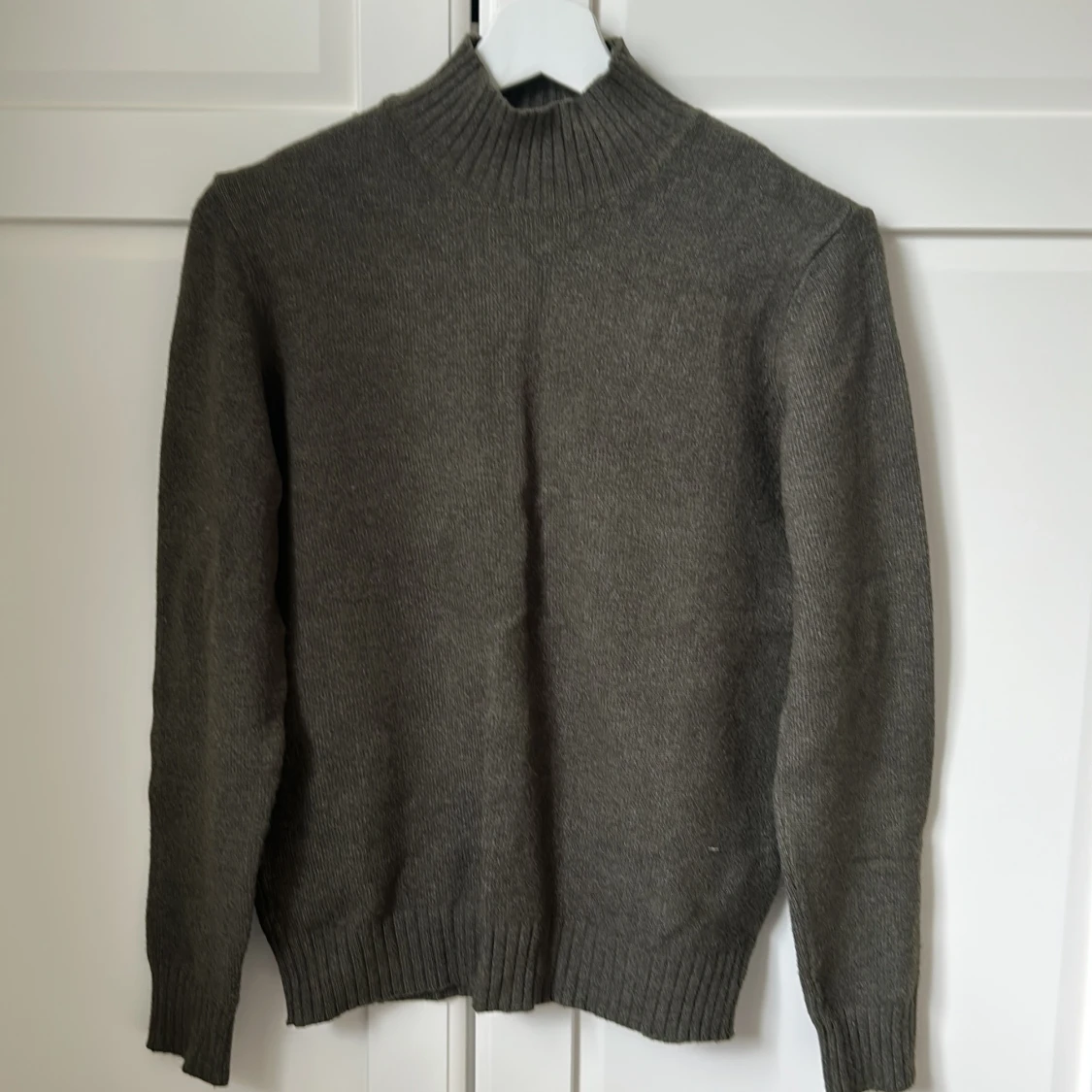 Mörkgrön stickad polotröja från VILA - 3