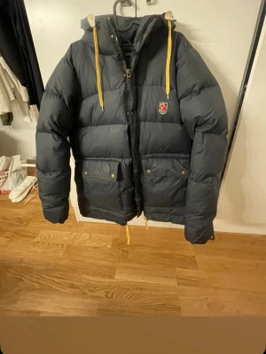 Fjällräven  - Säljer min fjällräven jacka har bara andväns få tal gånger. Kom privat för fler bilder eller funderingar 💕💕