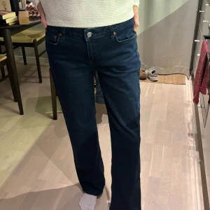 Flared Jeans NA-KD - Flared mid waist jeans från NA-KD, i jättefin marinblå färg! Mycket bra skick, endast använda ett fåtal gånger, storlek 38!