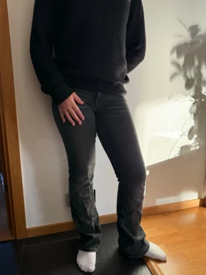 Svarta bootcut jeans  - Svarta lågmidjade jeans från Gina Tricot i storlek 164. Väldigt sköna och stretchiga, vilket gör att de anpassar sig efter din passform. Använda några gånger men är i väldigt gott skick, har inga tecken på användning. Nypris 400 kr, mitt pris går att diskuteras! 💓