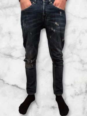 Dondup Jeans George - Dondup jeans George trendigaste jeansen på marknaden. Skick 9,5/10 Ny pris runt 4000kr Säljs för 1199kr(Modellen har original slitningar ifrån fabriken vilket är väldigt eftertraktat och populärt)