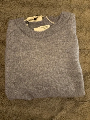 Ljusgrå stickad tröja från Selected Femme - Superskön ljusgrå stickad tröja från Selected Femme i storlek S. Aldrig använd. Originalpris:700
