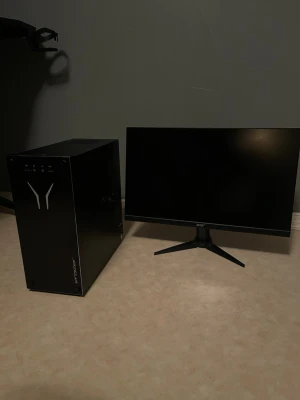 Gamingdator Medion Erezer Recon E10 + Acer skärm - Säljer en gamingdator och skärm. Dator: Medion Erezer Recon E10 – Använd i cirka 2 år – Fungerar som den ska – Passar bra för nybörjare inom gaming.    Skärm: Acer 75 Hz – Använd i cirka 2 år – Fullt fungerande Säljes tillsammans eller separat. 📍 Hämtas på plats 📩 Är du intresserad av endast datorn eller endast skärmen, kontakta mig. Hör av dig vid frågor eller intresse. 