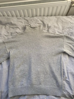 Grå polotröja från SHEIN, M - Säljer en grå polotröja från SHEIN i storlek M. Tröjan är stickad och i bra skick. Passar även mig som har S ungefär