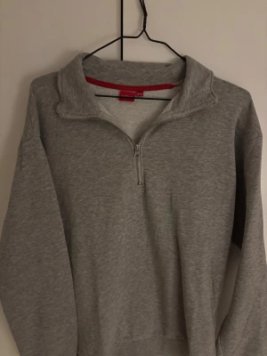 Grå halvzip  - Grå jätte fin halv zip tröja!