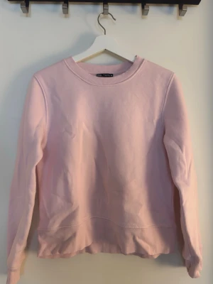 Sweatshirt från Zara  - Rosa sweatshirt från Zara. Använd en gång så i mycket bra skick