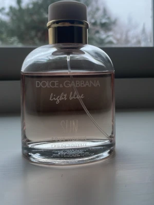 Dolce & Gabbana Light Blue Sun - Fräsch och modern eau de toilette från Dolce & Gabbana, Light Blue Sun Pour Homme. Volym: 75 ml. Tillverkad i Italien. Perfekt för dig som vill sticka ut med en ikonisk doft.