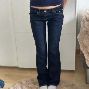 Mörkblå bootcut jeans - Snygga mörkblå bootcut jeans med låg midja och klassisk femficksdesign.  Midjemått tvärsöver: 35cm Innerbenslängd: 80cm Jag är 158cm för referens💞