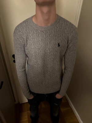 Stickad Polo Ralph Lauren tröja - Helt ny klassisk stickad tröja från Ralph lauren. pris 499, Priset är inte hugget i sten