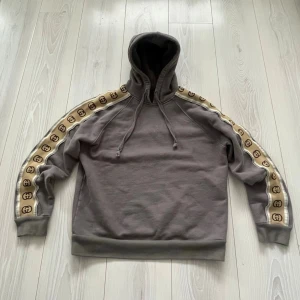 Gucci hoodie  - Säljer nu min riktiga snygga Gråa hoodie från Gucci! Storlek S! Riktigt bra skick! OPS Köpt från Gucci. Vid intresse bara att höra av sig! 