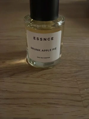 ESSNCE Drunk Apple pie  - Drunk Apple pie är perfekt för kallare tider, luktar som en varm nygräddad äpple paj men även kanelbulle. Nypris 349 mitt pris 239. Den är använd cirka 5-10 sprays så de är väl ungefär 47ml av 50 kvar 