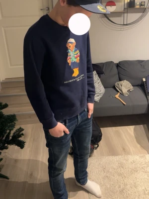 Mörkblå Polo Bear tröja Ralph Lauren - Säljer en mörkblå hoodie från Ralph Lauren med Polo Bear den är riktigt bra och har bra skit jag säljer den på grund av att den börjar bli för liten skicka om ni undrar något 