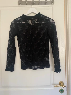 See through spets topp - Jättesnygg topp, see through. Jag har inte använt ofta då det aldrig blivit tillfälle för det. Strl 158/164 men skulle säga att den passar som en XS