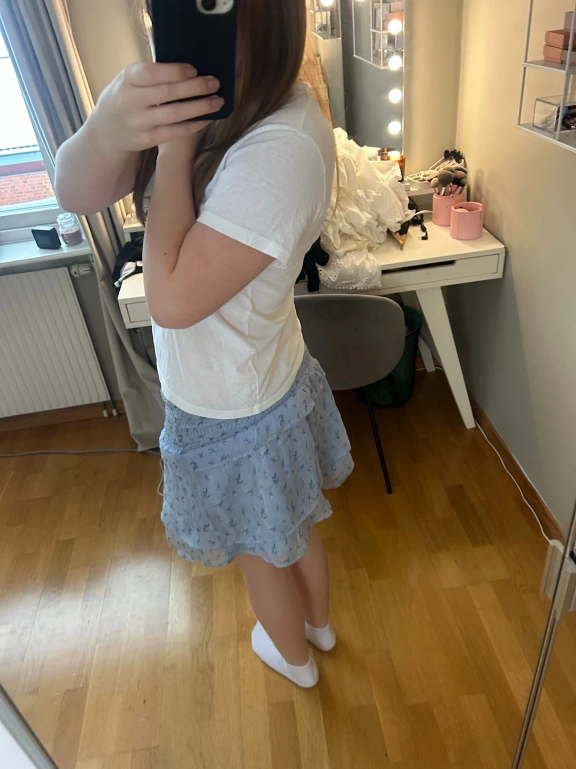 Blå blommig kortkjol med volang