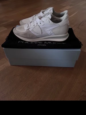 Philippe Model skor - Säljer ett par riktigt snygga och trendiga Philippe Model skor perfekt nu inför vintern. Skorna är i utmärkt skick och nypris ligger runt 2500 nya. Jag säljer endast för 1199kr🔥🔥. Tveka inte på att höra av er ifall ni vill ha mer information eller bilder. 