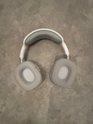 AirPods Max -  AirPods Max i silver. Trådlösa over-ear hörlurar med aktiv brusreducering och hög ljudkvalitet. Synligt bruksslitage och repor på kåporna, men fungerar som de ska. Perfekt för musik, film och samtal. (INTE APPLE). Du får laddare med.