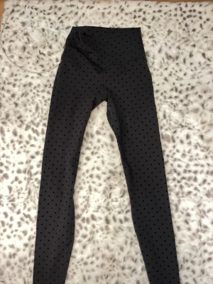 Lululemon tights - Så fina populära prickiga tights!