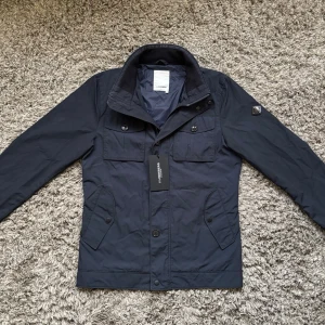J Lindeberg field jacket - Säljer denna riktigt feta j Lindeberg field jacketen!⭐️Skick : 9/10!🙌Storlek M!⭐️NYPRIS = 4000kr! Hör gärna av er om ni har funderingar!👍