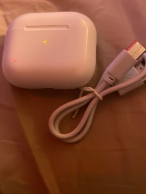 AirPods Pro - Säljer ett par AirPods Pro med laddningsetui och laddningskabel. Hörlurarna är i fint skick utan synligt slitage och fungerar som de ska. Perfekt för trådlös musik och samtal med aktiv brusreducering. Passar både iPhone och andra enheter med Bluetooth.