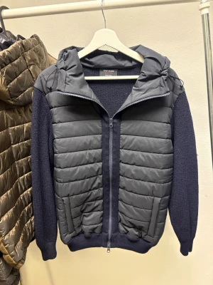 Gran Sasso hybrid cardigan  - Exakt den som Ernstberger har!  Nypris cirka 6000kr Väldigt fint skick Storlek IT52 men sitter något mindre, passar M