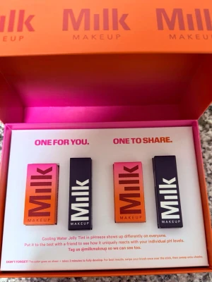 Milk Makeup Cooling Water Jelly Tint - Säljer ett kit med Milk Makeup Cooling Water Jelly Tint, som reagerar med din pH-nivå för en unik färg. Förpackningarna är snygga i gradient rosa-orange och mörkblå, med Milk-loggan i stort tryck. Perfekt för att ge kinderna en fräsch och glansig tint. Inklusive blush. 