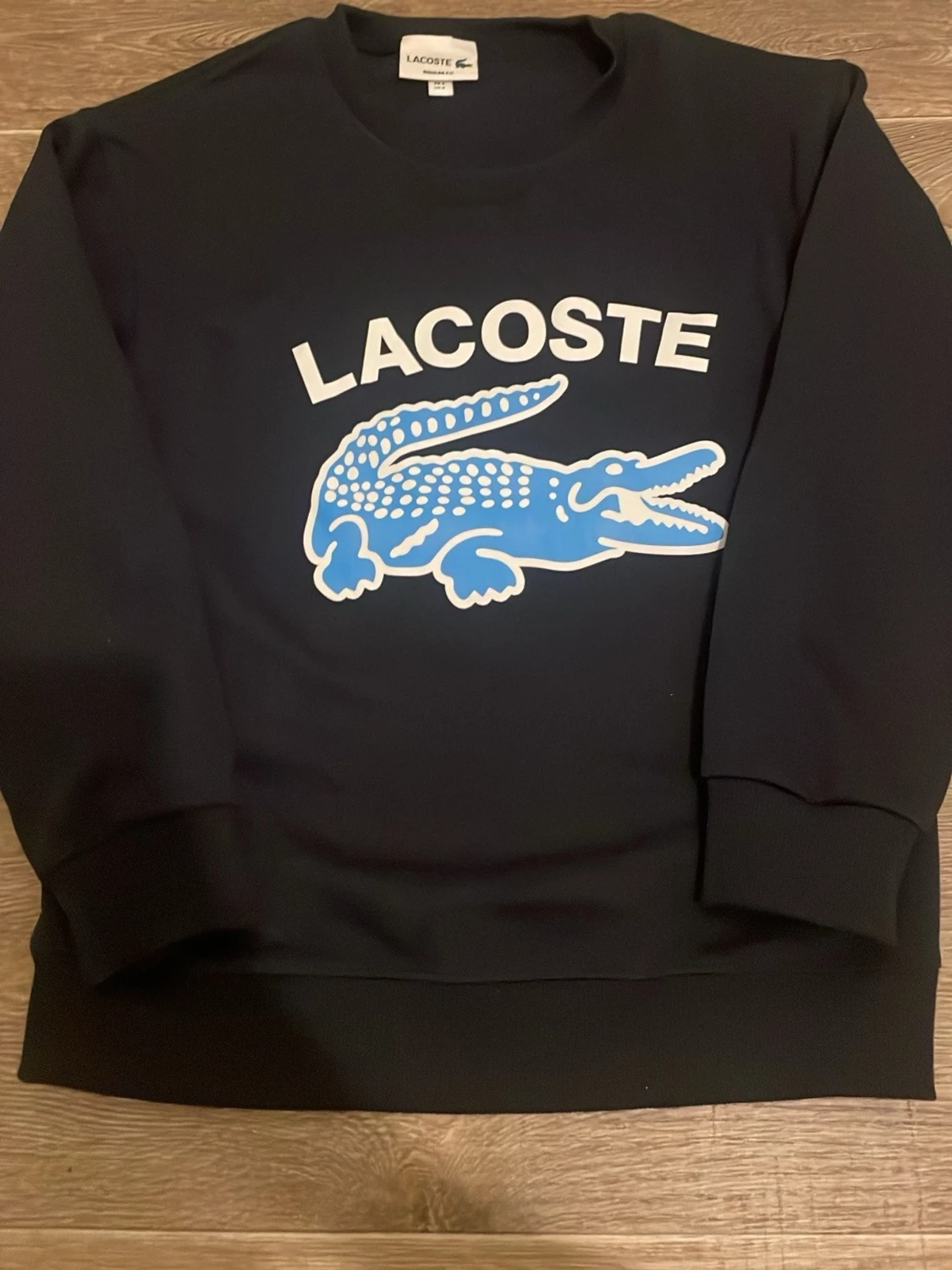 Mörkblå sweatshirt från Lacoste med blå logga