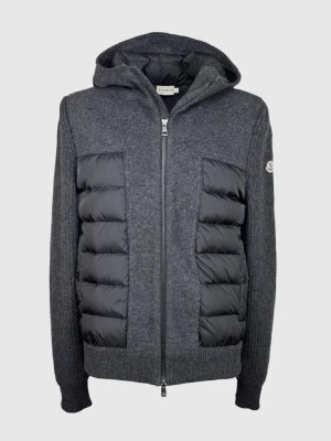 Stickad Moncler  Cardigan - Säljer denna extremt eftertraktade Moncler cardigan i nyskick (9,5/10)! Storlek M! Nypris 12500. Sällsynt modell, endast seriösa bud. Hör av dig vid eventuella funderingar! 