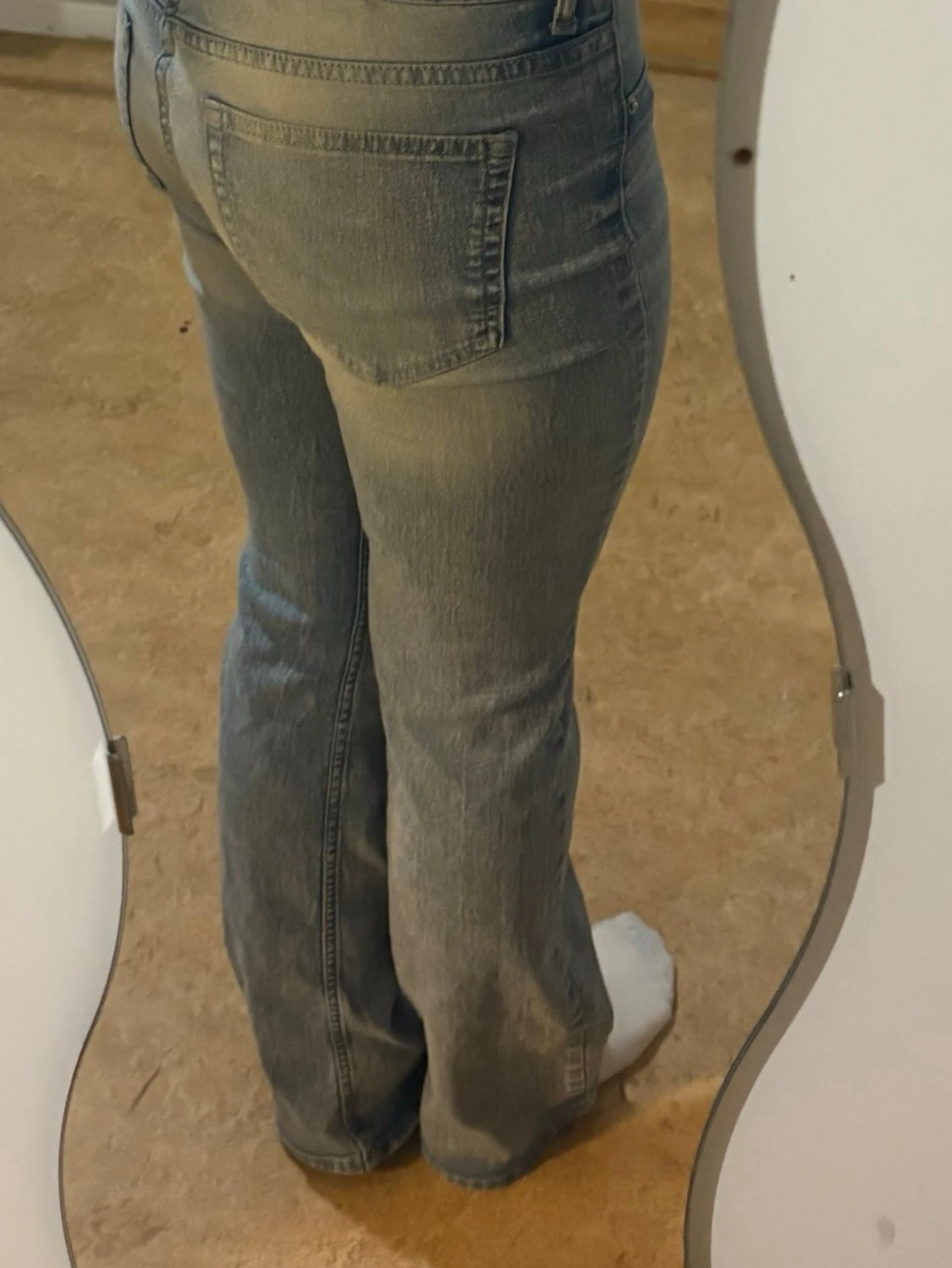 Ljusblå bootcut jeans med slitning - 2