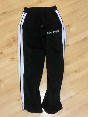 Palm Angels svarta mjukisbyxor - Köpte dom för ett par månader sen, och har inte använt dom ett dug, så därför säljer jag. 
