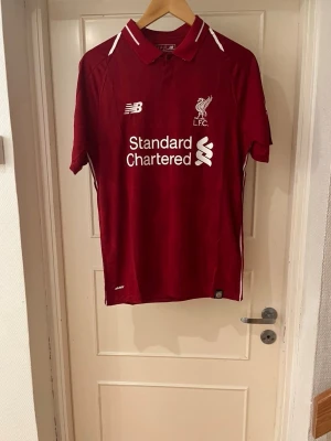 Liverpool 18/19 home kit X Firmino 9 - Säljer denna feta Liverpool X Firmino fotbollströjan. Tröjan är 18/19 home kit, perfekt för dig som hejar på Liverpool. Vill du ha en tröja med eget tryck och ditt namn, vänligen kontakta oss på Monclique_uf🥂