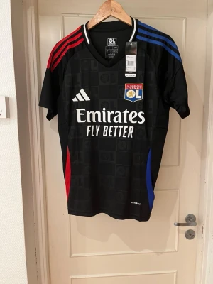 Lyon 24/25 away kit X Cherki 18 - Säljer denna feta Lyon X Cherki fotbollströjan i Size S. Perfekt för dig som hejar på Lyon, om du vill ha eget tryck och namn vänligen kontakta oss på instagram: Monclique_uf 🥂