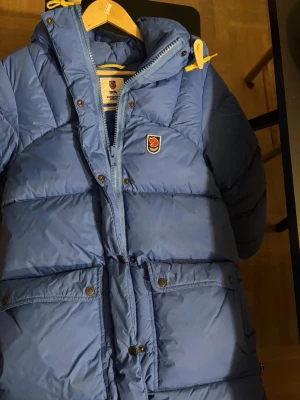 Fjällräven jacka - Den är i jätte bra skick och har inga defekter. Har kvitto och äkta bevis🩷