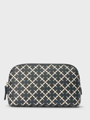 By malene necessär  - Jätte fin necessär från by malene. Utsidan är i nyskick men insidan har lite smink fläckar. Köpt för 900🩷