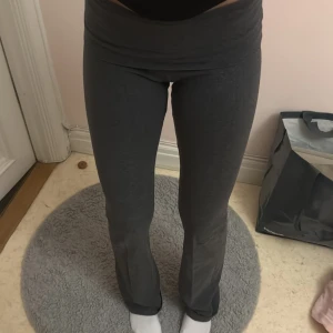 Brandy melville fold byxor - Folk byxor från brandy melville. Onesize, jätte stretchiga passar drån xxs-l nog. Längd 83-85cm ish.