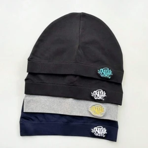 Synaworld mössor perfekt inför vinter och sommar  - Jag säljer synaworlds mössor i olika färger jätte bra inför sommar,vinter,vår,höst går bra på alla årstider bra kvalité i mössorna sköna 