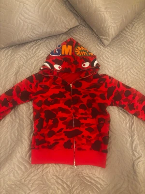 Bape kofta  - Röd Bape kofta, unik och snygg. I storlek S, passar även xs. Pris kan diskuteras 