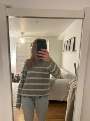 Gråvit randig stickad tröja H&M - Mysig stickad tröja från H&M i grått med vita ränder. Jag säljer den för att den inte längre kommer till användning. Skriv gärna om ni har frågor och priset går att diskutera 💕tröjan tvättad innan jag skickar iväg den 💕