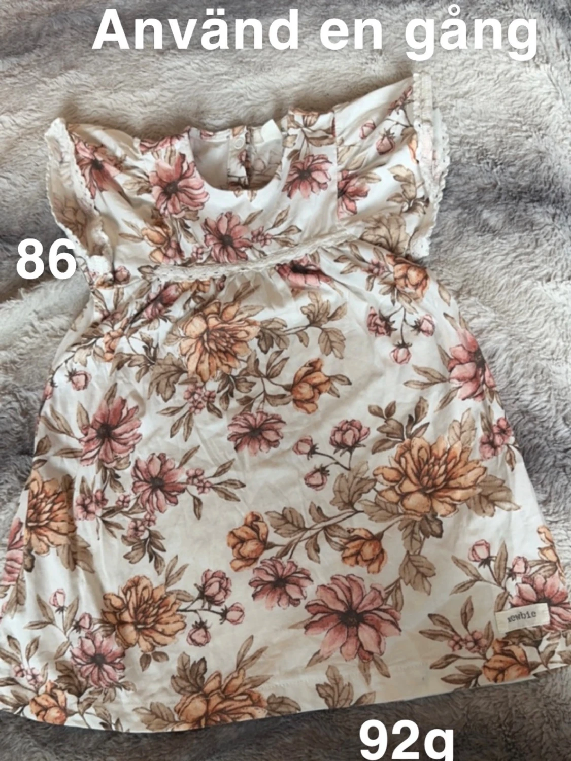 Blommig kortklänning från Newbie