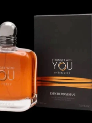 Stronger With You Intensely parfym - En stilren parfym från Emporio Armani med modern design. Volym: 100 ml. Perfekt för dig som vill sticka ut med en ikonisk doftflaska i samlingen. Inte äkta men identisk doft enligt mig, jag märker inte skillnad och bättre pris 😉