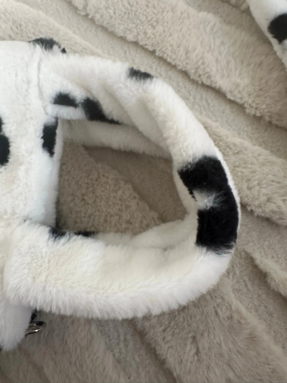 Fluffig blommig axelväska i svartvitt - 4